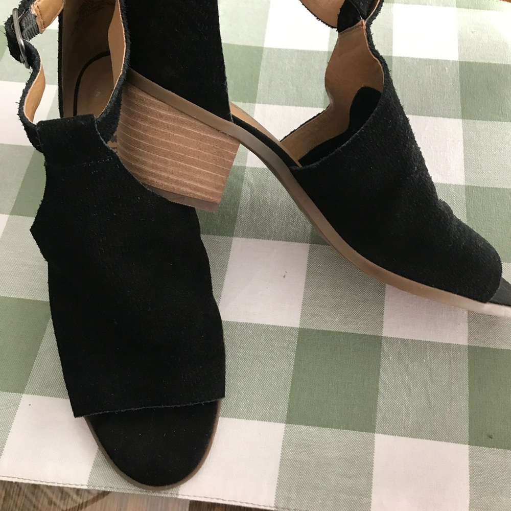 Lucky Brand black suede open toe shoe 2.5” heel size 8